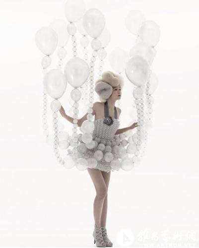 日设计师制作气球礼服梦幻时尚受好评