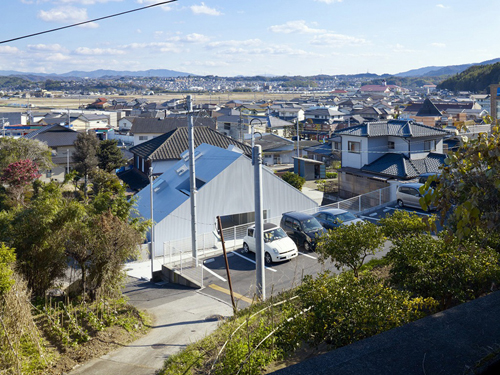 日本盐冢隆生建筑事务所: cloudy house