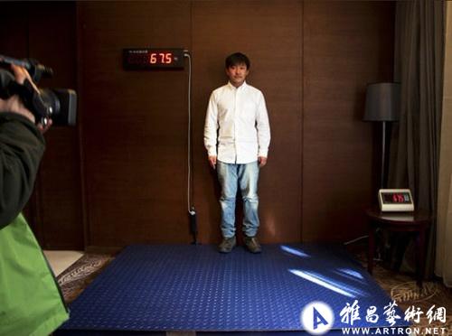 行为艺术家公开减肥15斤电子秤上吃喝拉撒