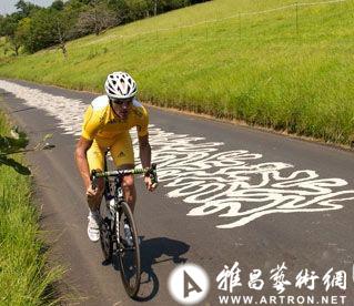 英国艺术家为奥运会自行车赛道创作涂鸦