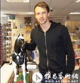 特鲁姆普为慈善秀绘画功底 亲手设计骏马雕塑