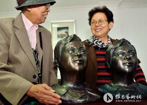 雕塑家闫玉敏铸铜像赠作家石楠