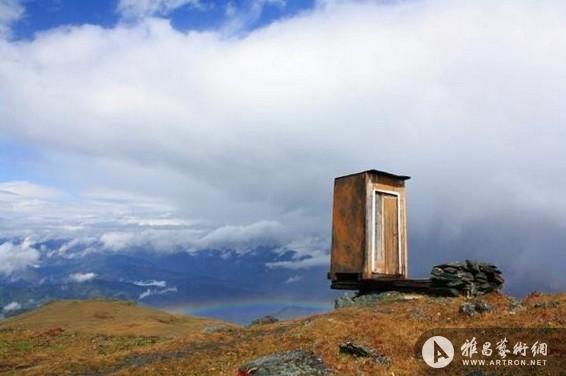 媒体评全球极品厕所 俄2600米高悬崖厕所入围