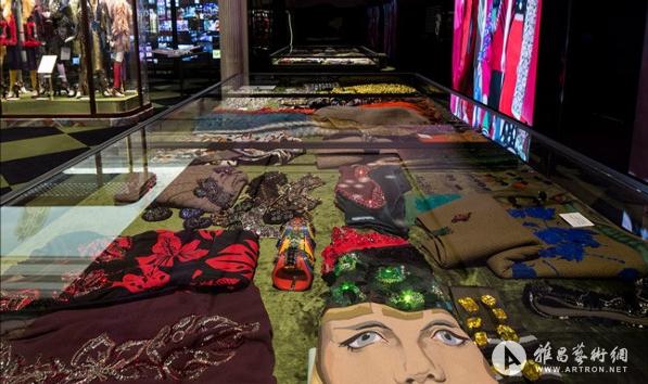 Prada伦敦设展 百年珍品再现 1/12
