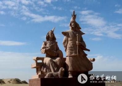 新疆南部巨人之家雕塑开门揖客：形象为古羌人