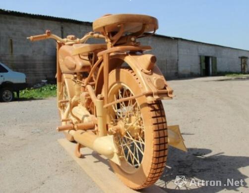 俄男子巧手打造木制摩托堪称完美
