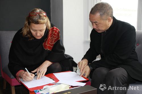 代表团团长陈 湘波与开普敦艾德曼画廊签订了《2014深圳国际摄影展与艾德曼艺廊合作意向备忘录》