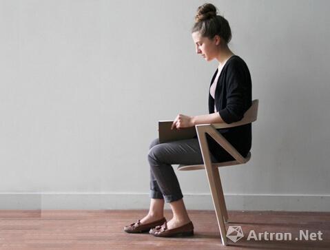 法设计师打造两腿座椅 提倡“坐着运动”理念