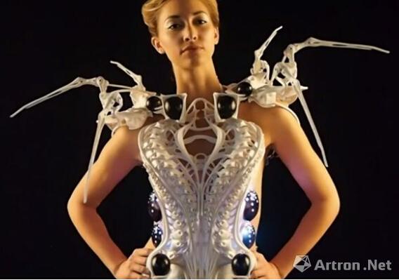 荷兰女设计师设计出防身“蜘蛛服”