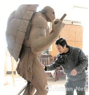 武汉一高校现2米高忍者神龟雕塑 手臂纹理雕3天(图)