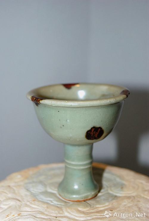 宋代龙泉窑点褐彩飞青高足杯(图片由商家提供)